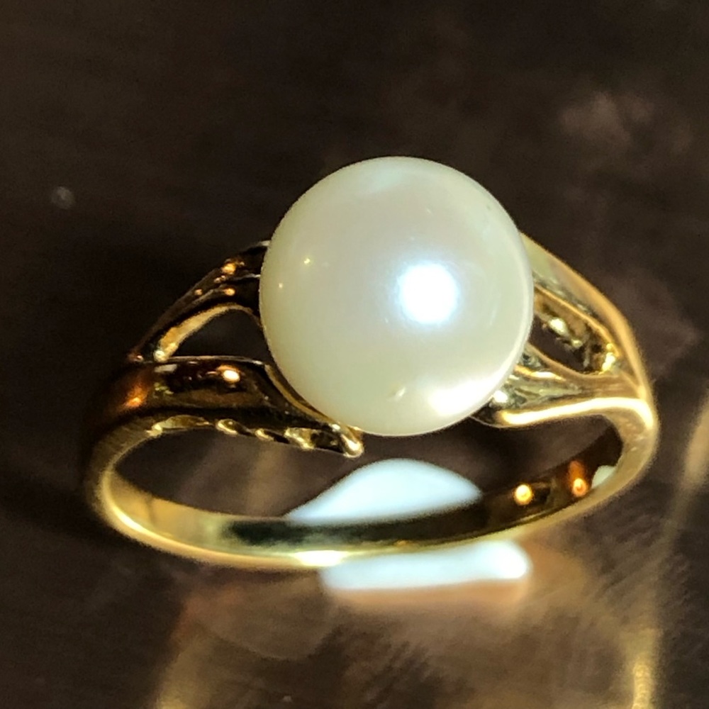 Simple Elegant Pearl Ring Gold Toned Size 6